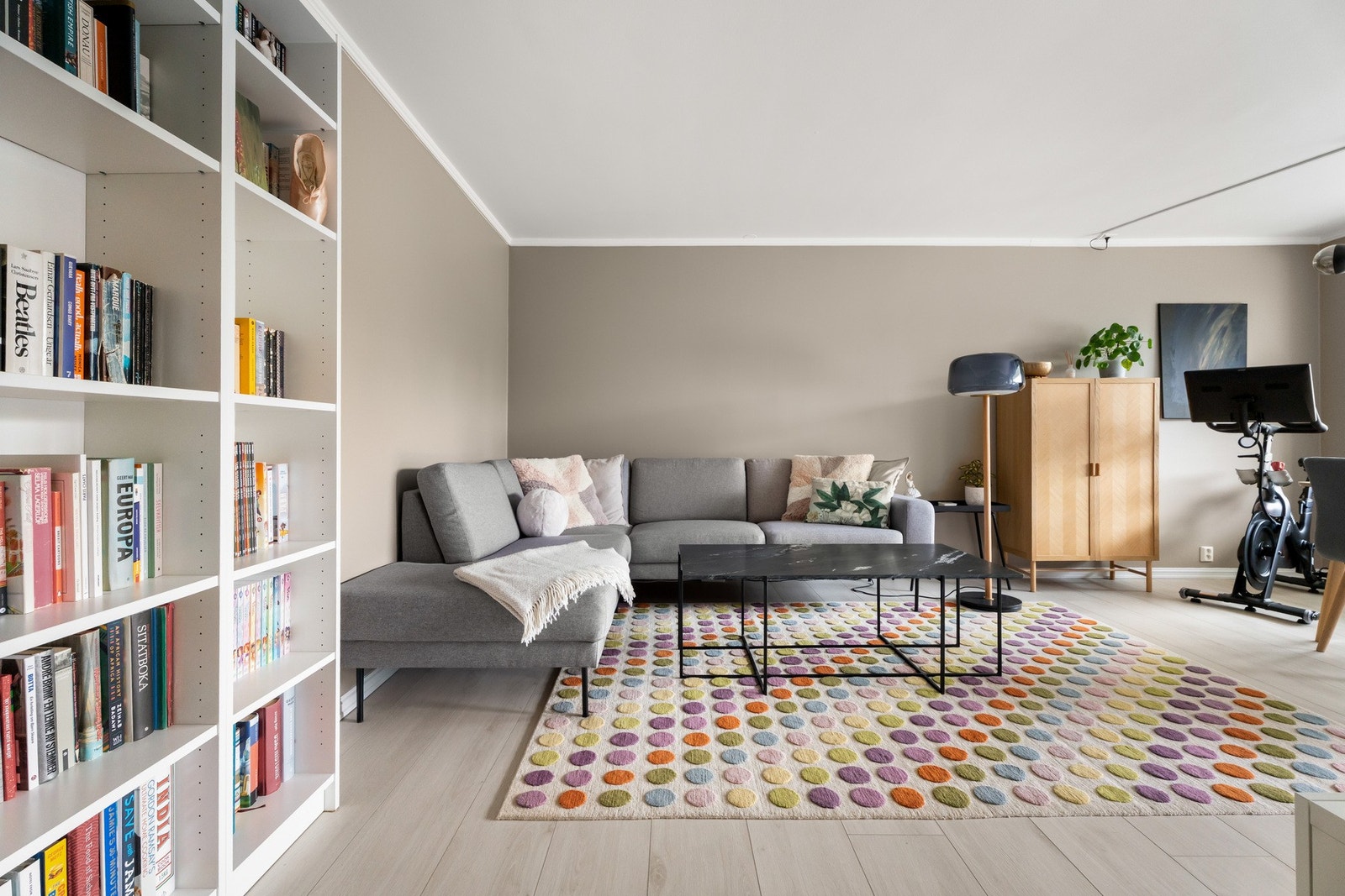 Stuen er lys og romslig med laminat på gulv og nymalte vegger Galleribilde