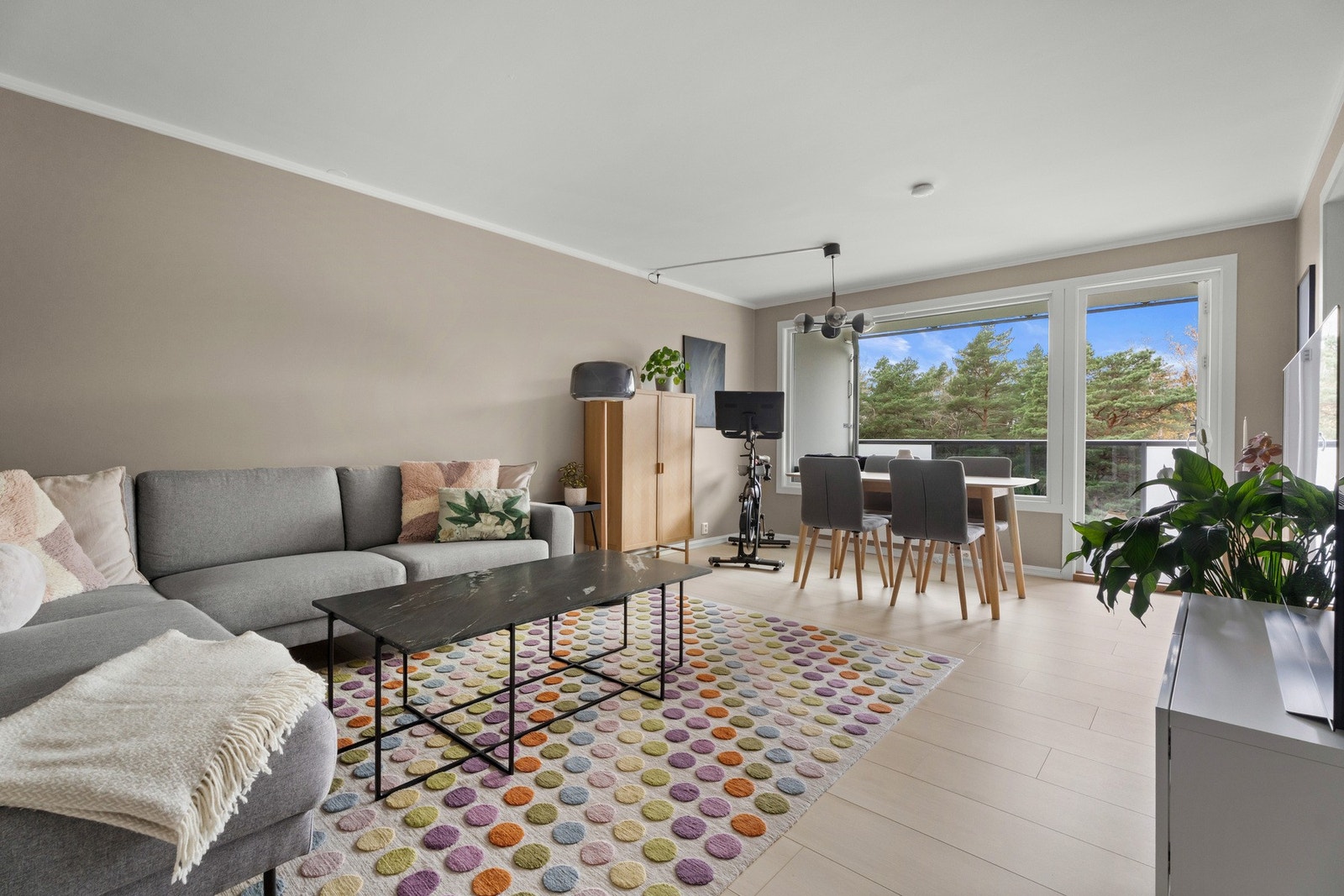 De store vindusflatene sikrer godt med naturlig lys inn til boligen Galleribilde