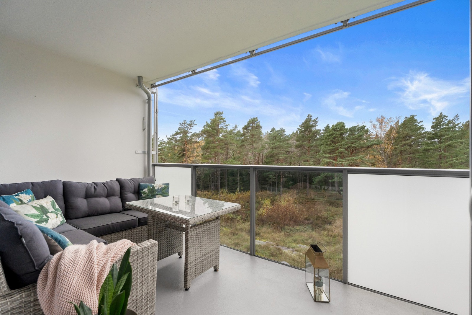 Vestvendt balkong på 11 kvm hvor du kan nyte utsyn mot skogen Galleribilde