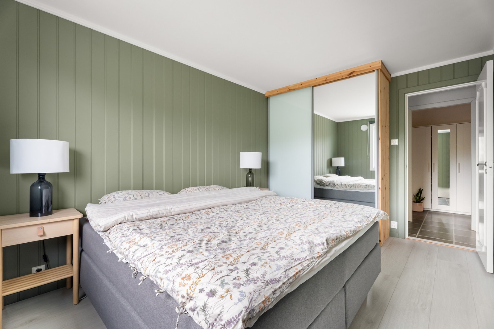 Soverommet ble oppgradert i 2021 med nytt gulv og malte vegger Galleribilde