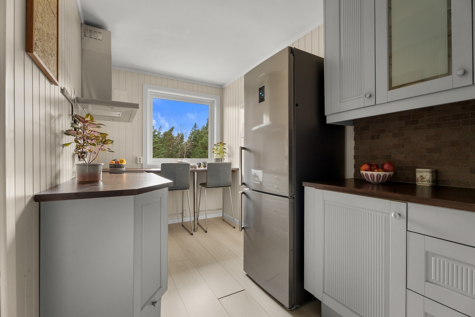 Praktisk kjøkken med masse skap- og benkeplass Galleribilde