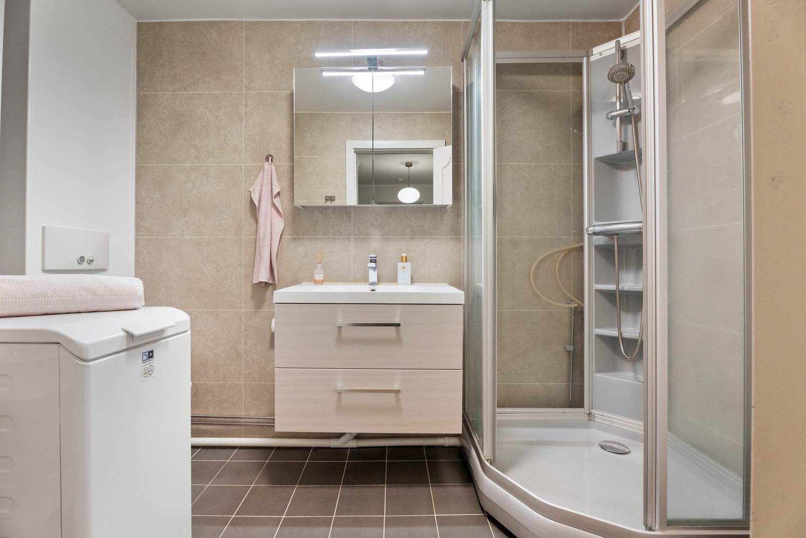 Delikat baderom med fliser på gulv og våtromsplater på vegger Galleribilde