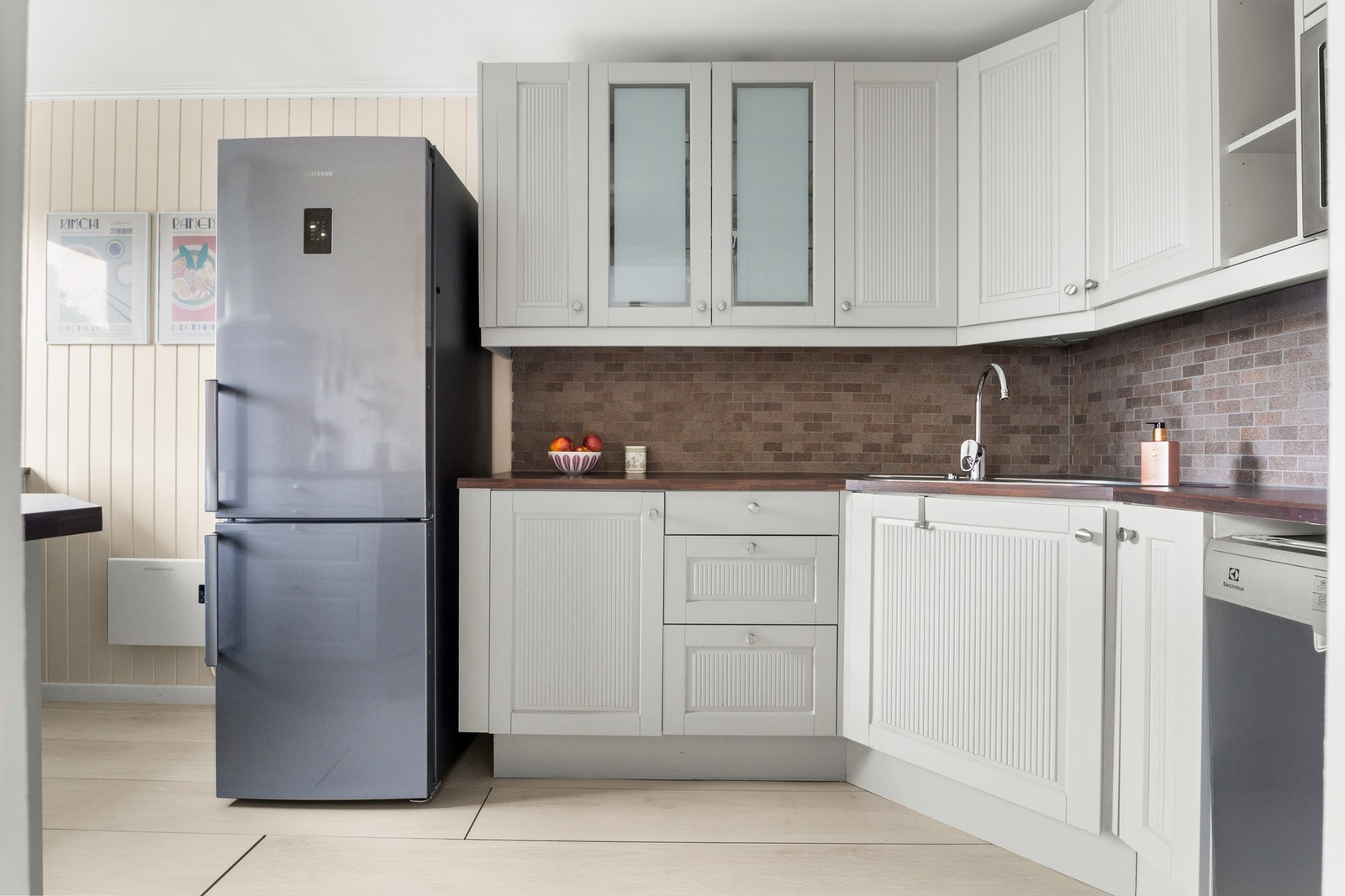 Kjøkkeninnredning med profilerte fronter og laminat benkeplate Galleribilde