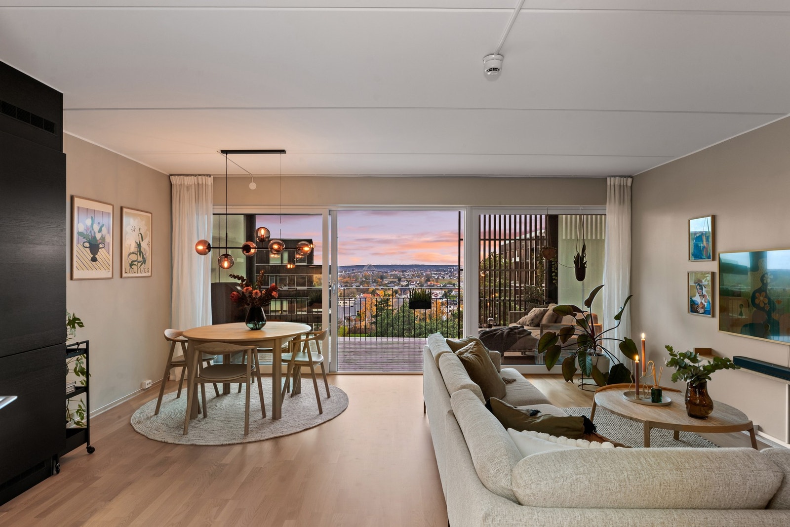 Fra stuen er det utgang til stor vestvendt balkong som forlenger hele rommet på sommertid. Galleribilde