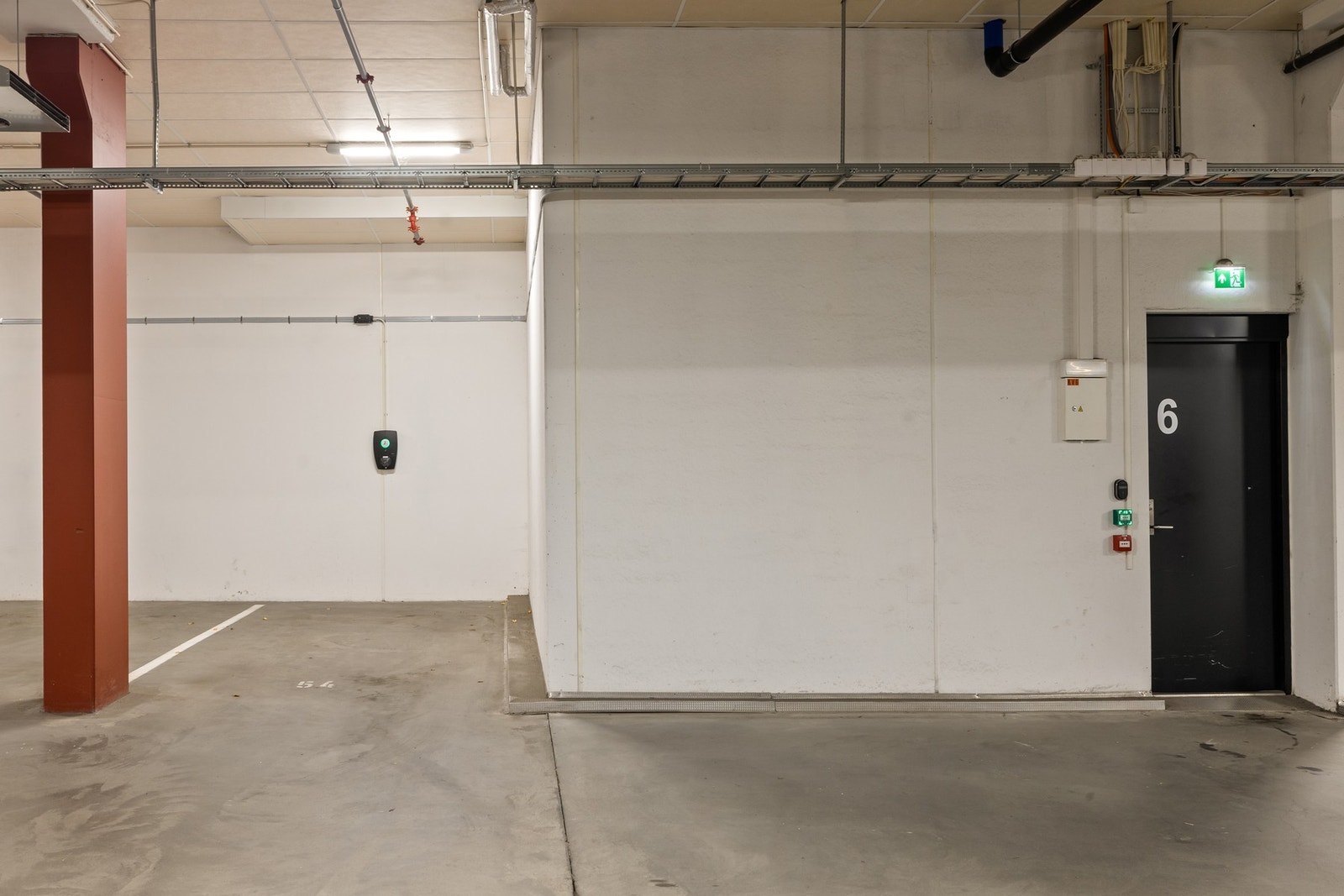 Parkering med billader, ved siden av oppgang til heis. Galleribilde