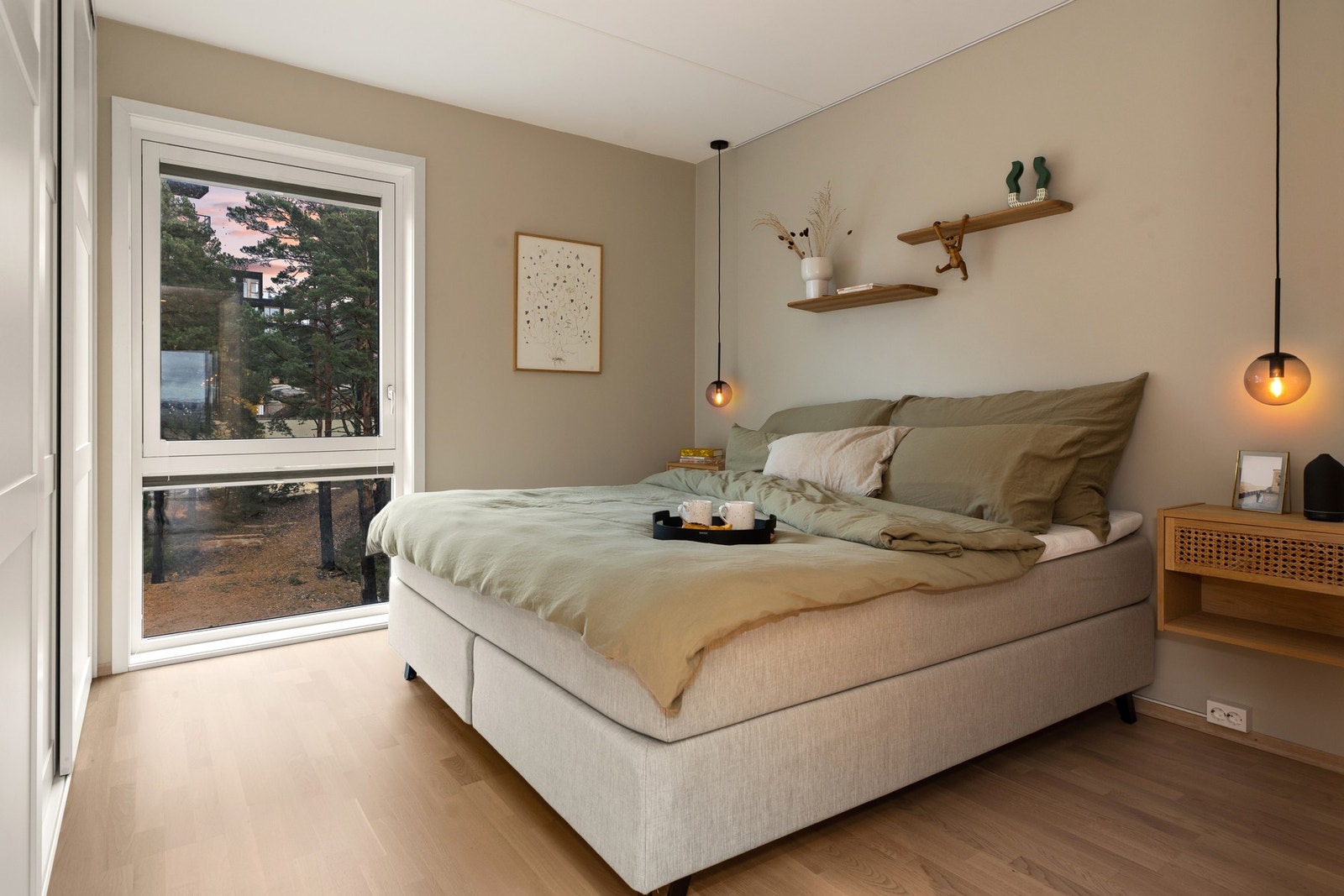 Hovedsoverommet er av god størrelse og med mye garderobeplass. Galleribilde