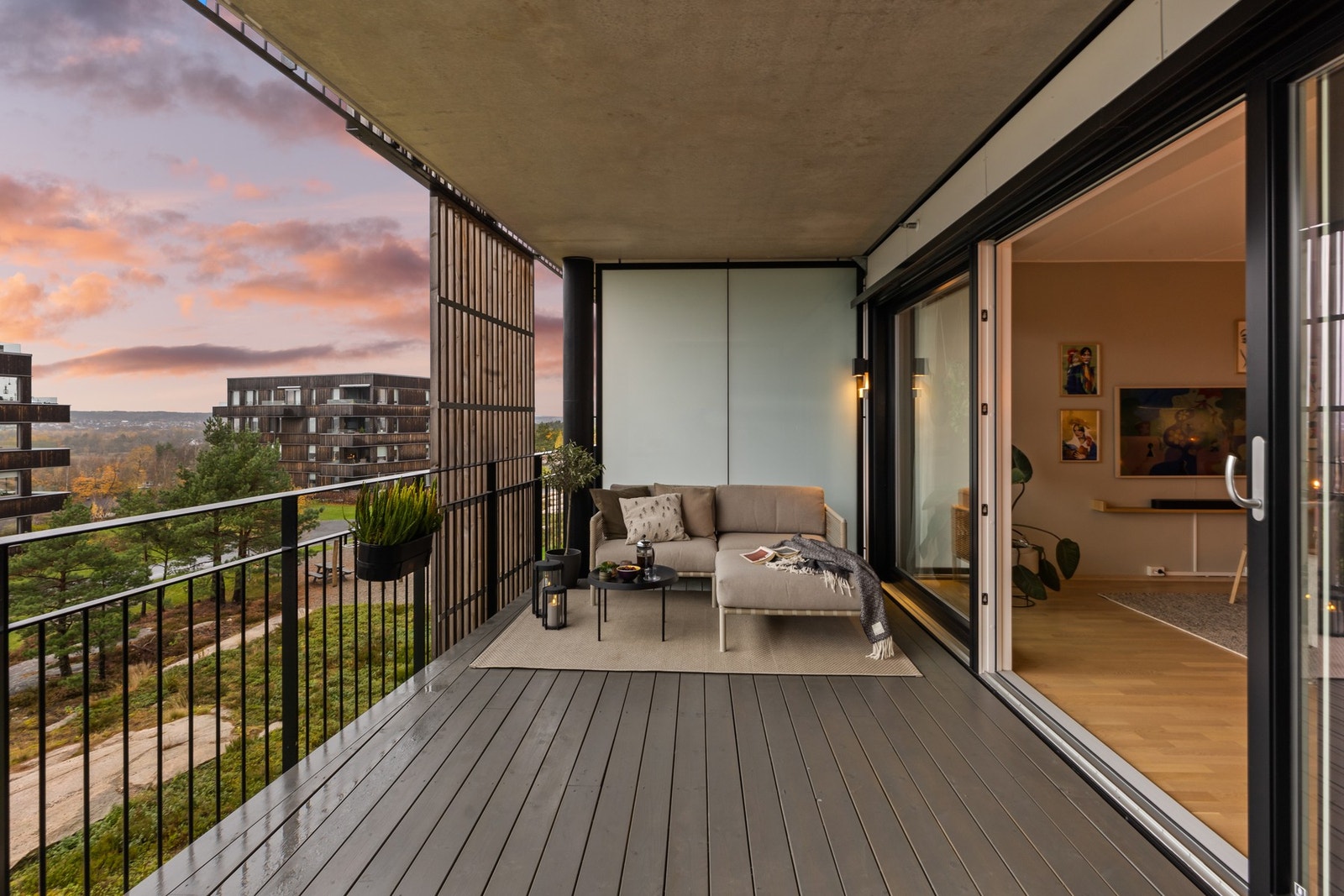 Stor vestvendt balkong på 16 kvm med fantastisk utsikt. Galleribilde