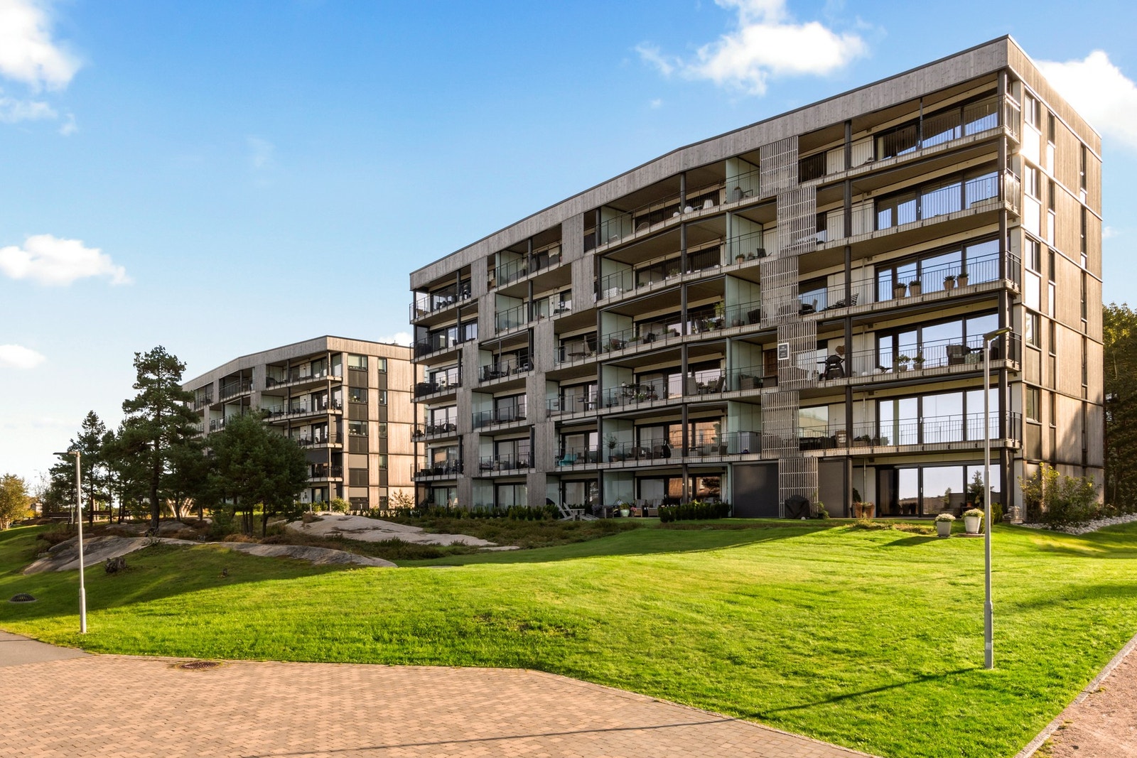 Utenfor leiligheten er det fine grøntområder og gåavstand til lysløyper og skogsstier. Galleribilde