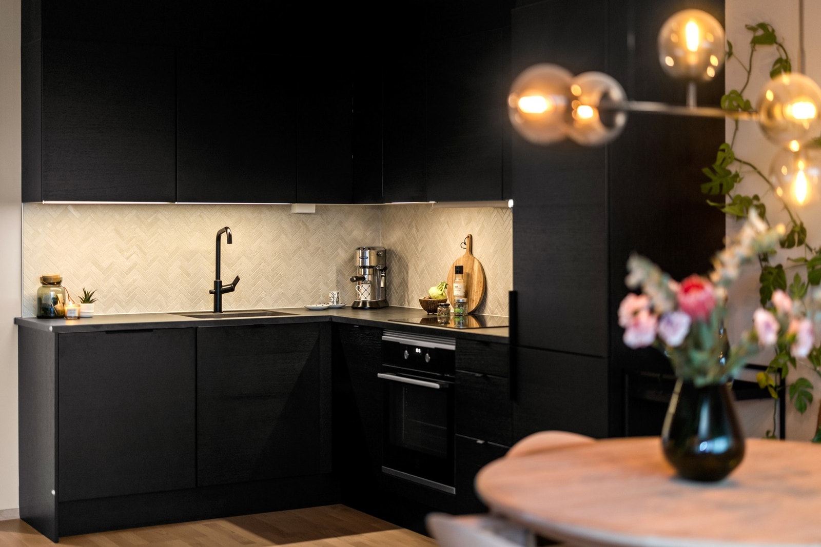 Kjøkkenet er stilig og elegant og passer godt inn i boligen. Galleribilde