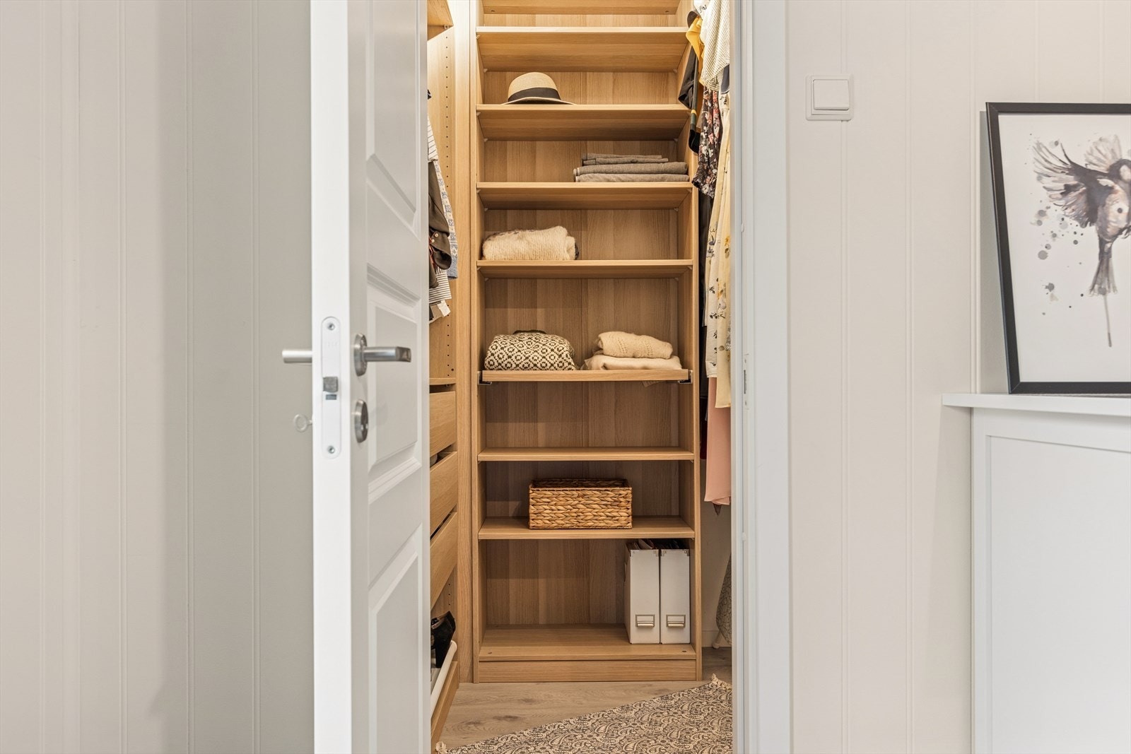 Walk-in-garderobe på 2,5m² med innredning som medfølger leiligheten. Galleribilde