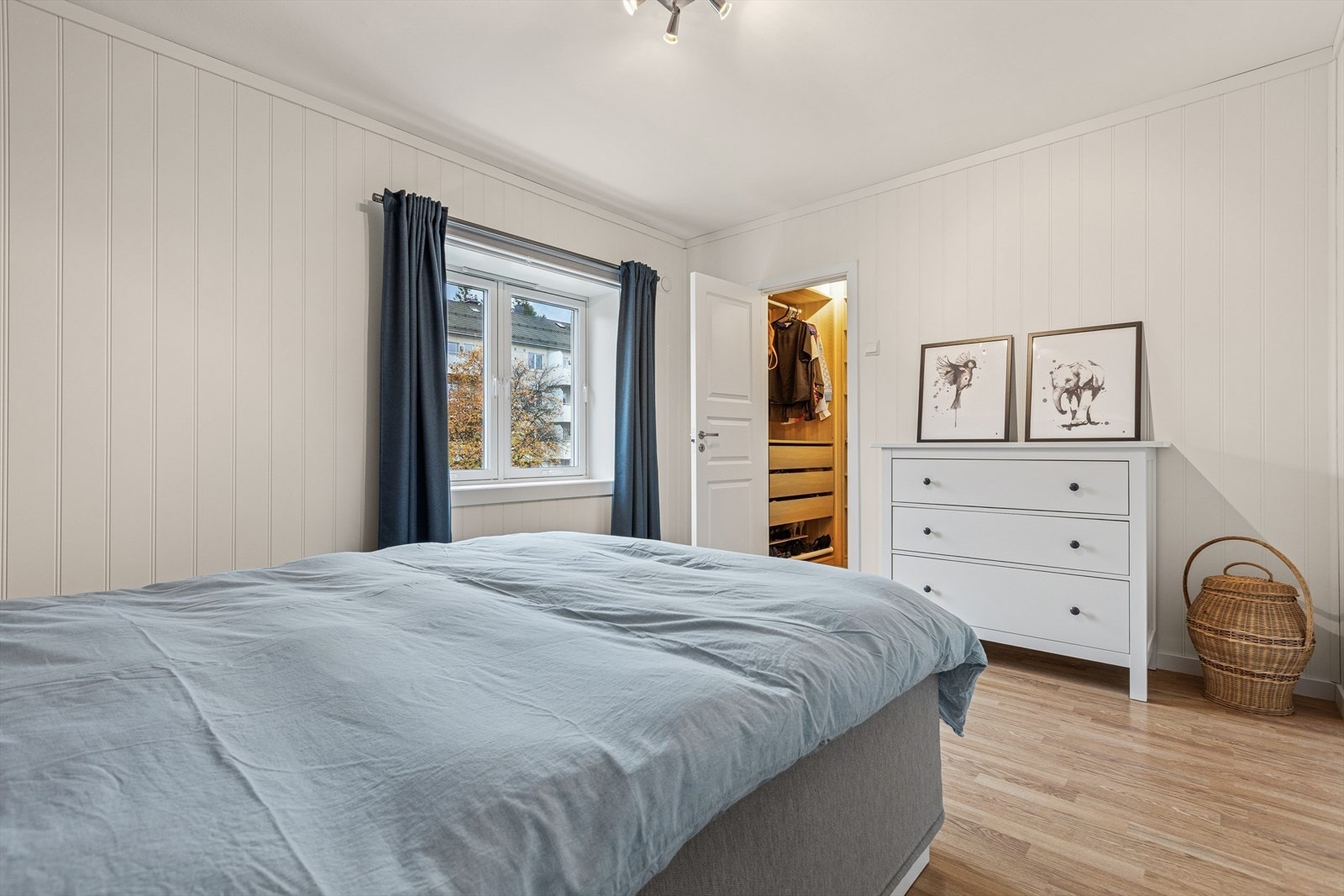 Her er det god plass til garderobeløsning og tilgang til walk-in-garderobe. Galleribilde