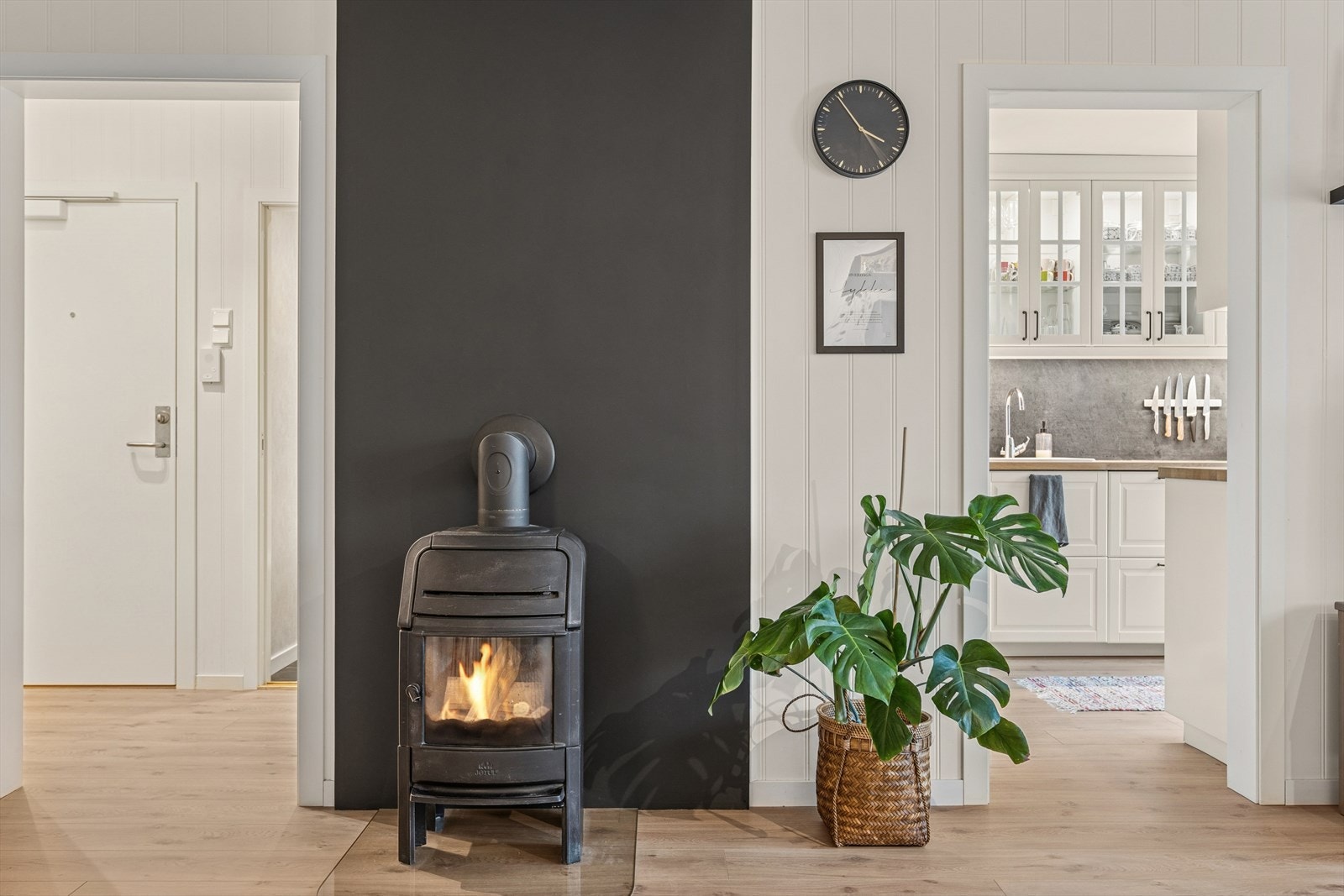 Stuen har en klassisk vedovn som varmer godt på kalde dager. Galleribilde