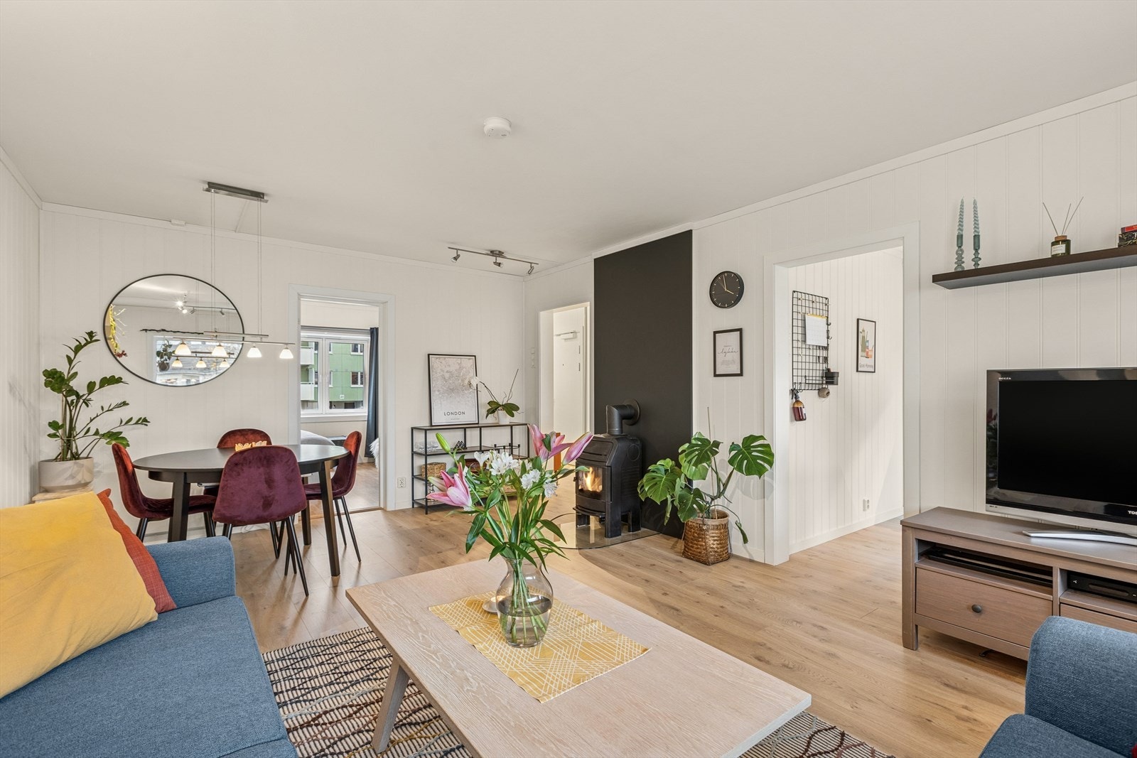 Stue, kjøkken og entré ble oppgradert med nytt gulv og malte overflater i 2020. Galleribilde