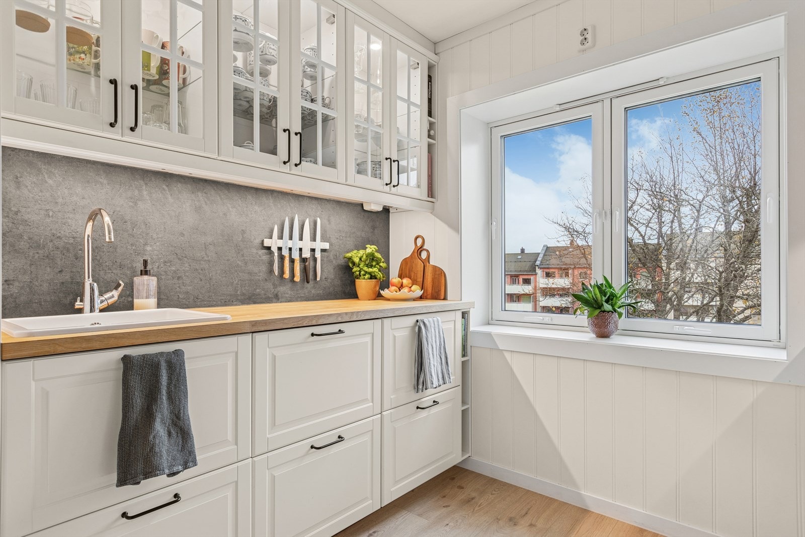 Innredningen byr på god skap- og benkeplass. Galleribilde