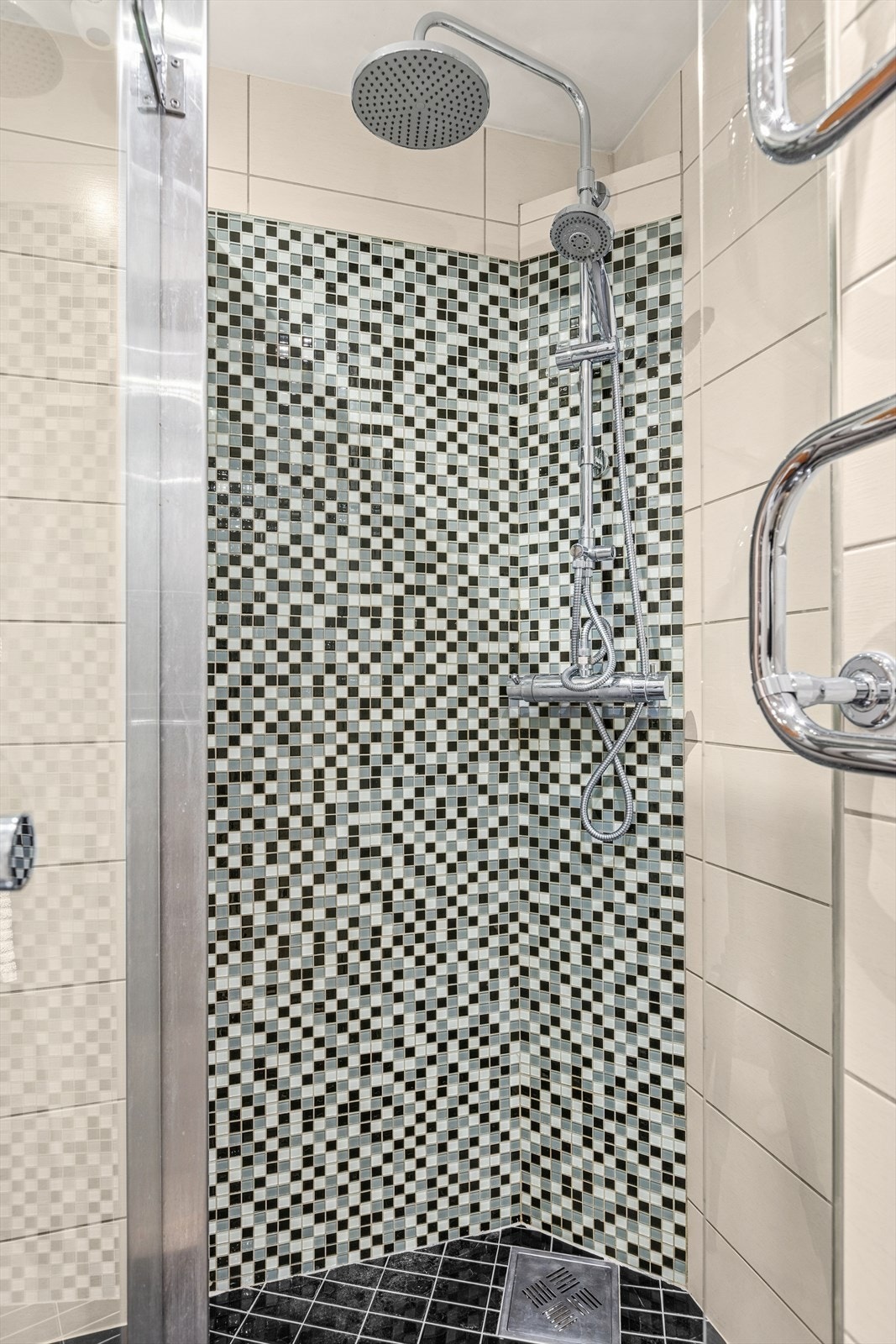 Dusjhjørnet på badet har oppgradert armatur i 2023. Galleribilde