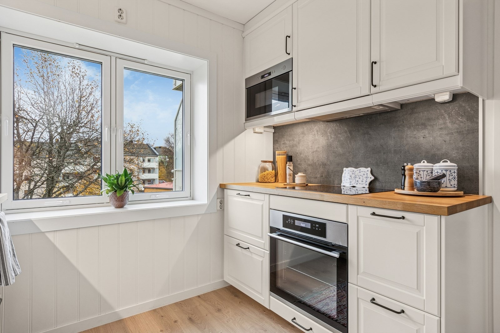 Integrerte hvitevarer på kjøkken medfølger i handelen. Galleribilde