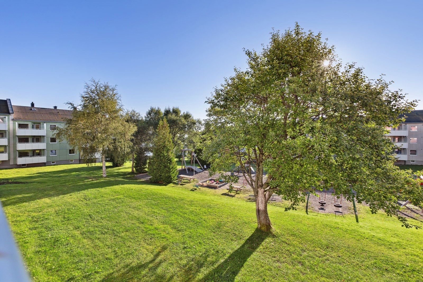 Utsikt mot felles grøntarealer fra balkongen. Galleribilde