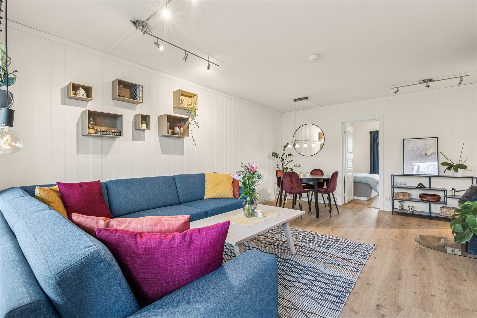 Stuen byr på god plass til både sofakrok og spisegruppe. Galleribilde