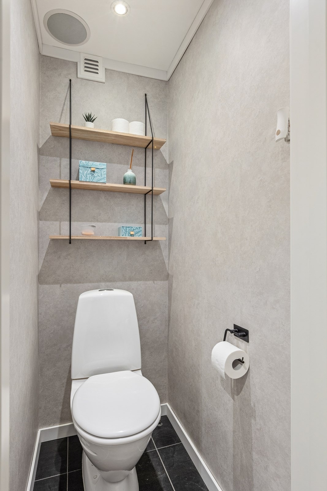 Separat toalettrom med oppgraderte overflater og flis på gulv i 2020. Galleribilde