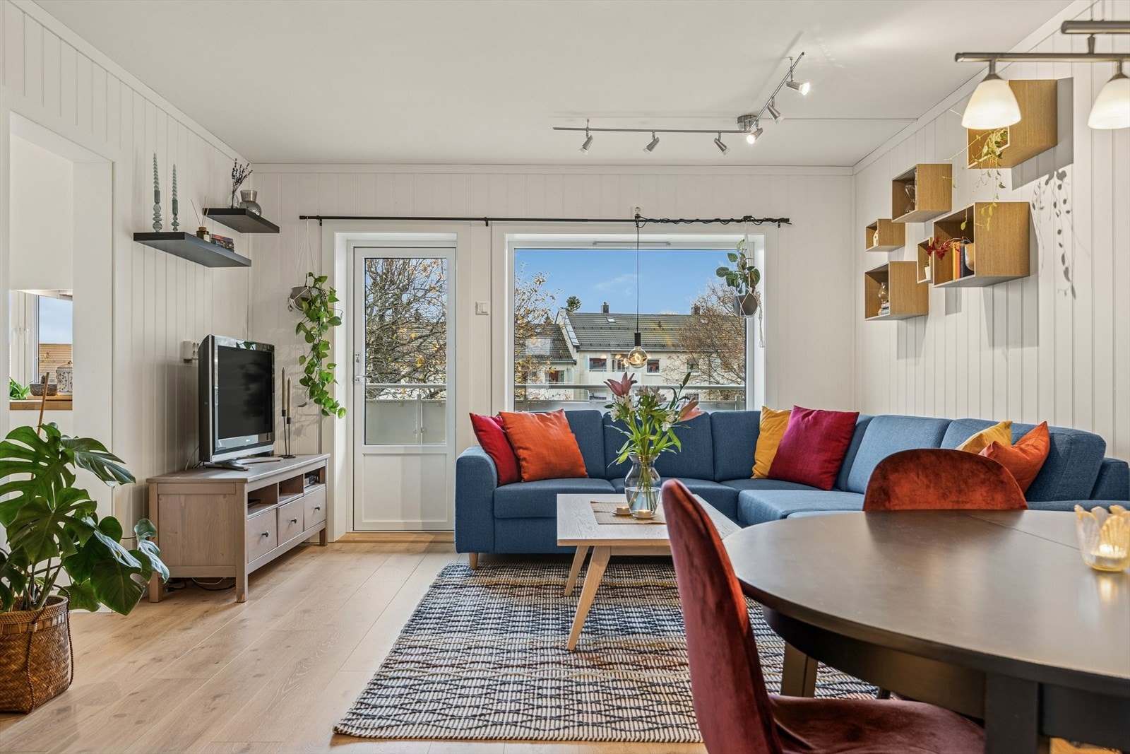 Vindusflatene og balkongdøren strekker seg over hele den ene veggen og slipper inn godt med naturlig lys. Galleribilde