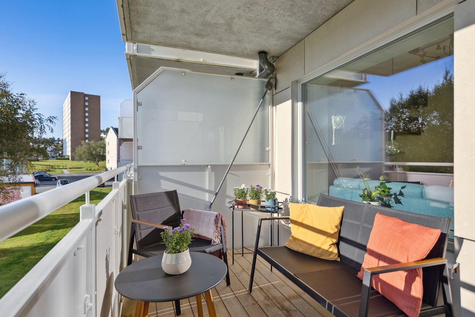 Balkongene er nye fra vedlikeholdsprosjekt i borettslaget ferdigstilt i 2024. Galleribilde