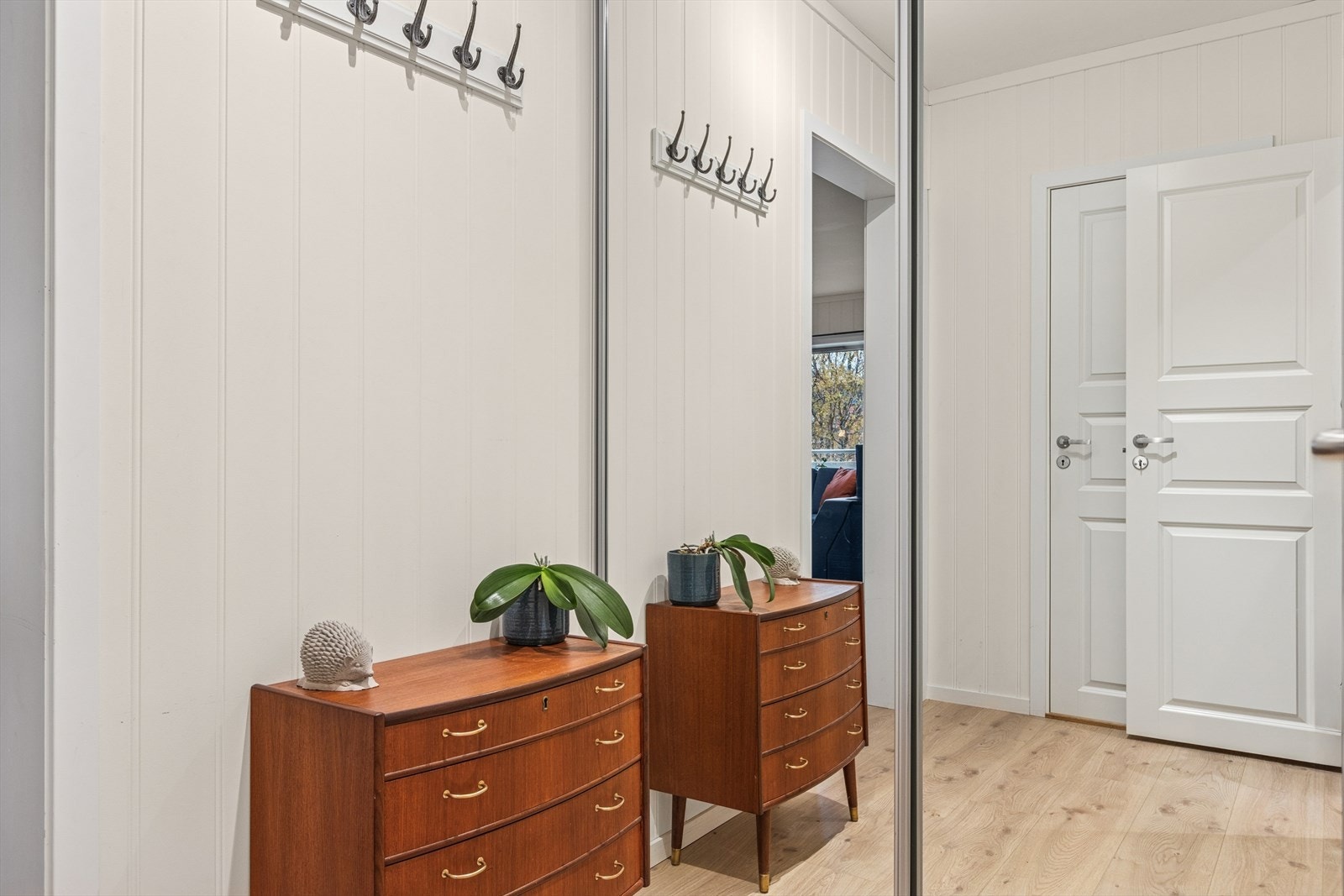 Velkommen inn! Praktisk entré på 3,6m² med skyvedørsgarderobe. Galleribilde