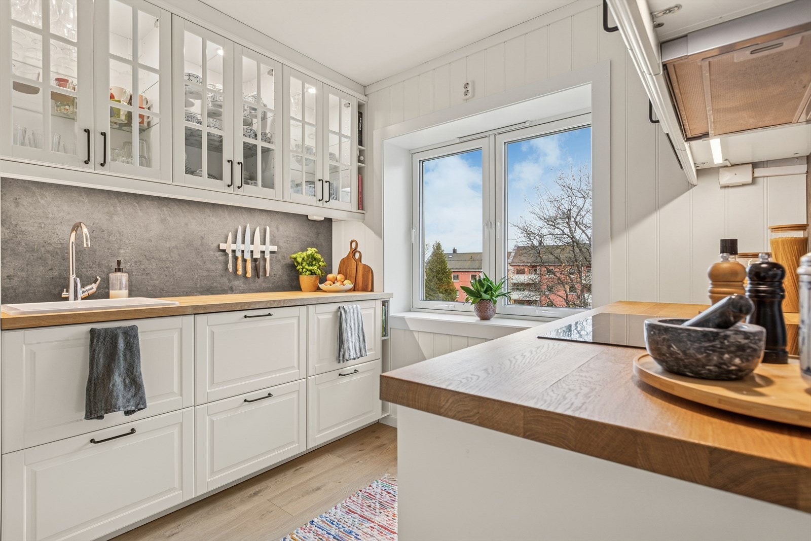 Kjøkkenet er adskilt fra stuen og måler 6,8m². Galleribilde