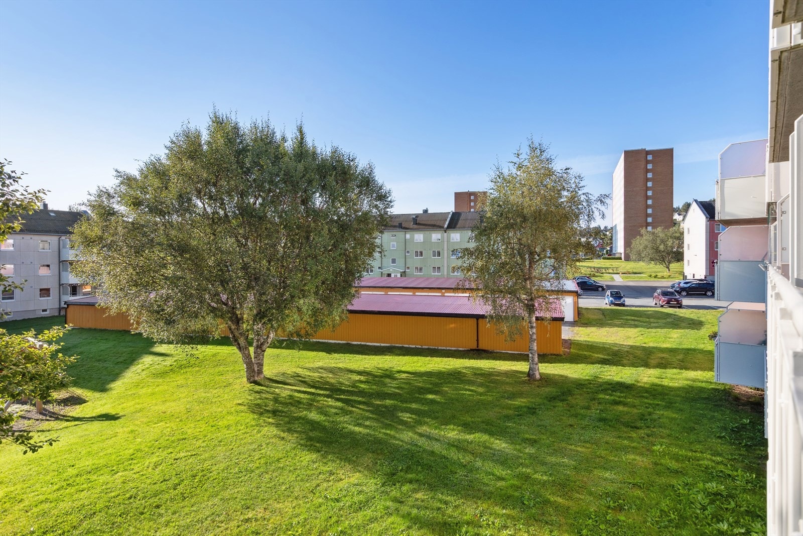 Det er mulighet for å få seg parkeringsplass i borettslaget. Galleribilde