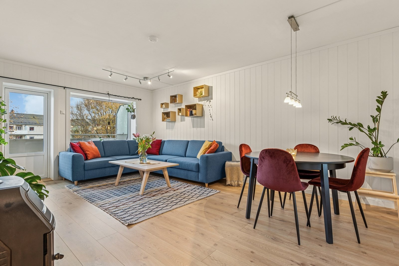 Videre kommer man inn til en lys og pen stue på 21,4m². Galleribilde