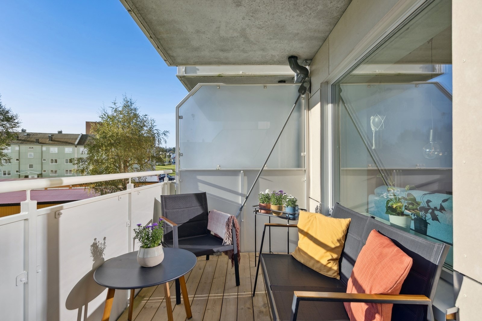 Balkongen er på 7,3m² og byr på god plass til utemøblement. Galleribilde