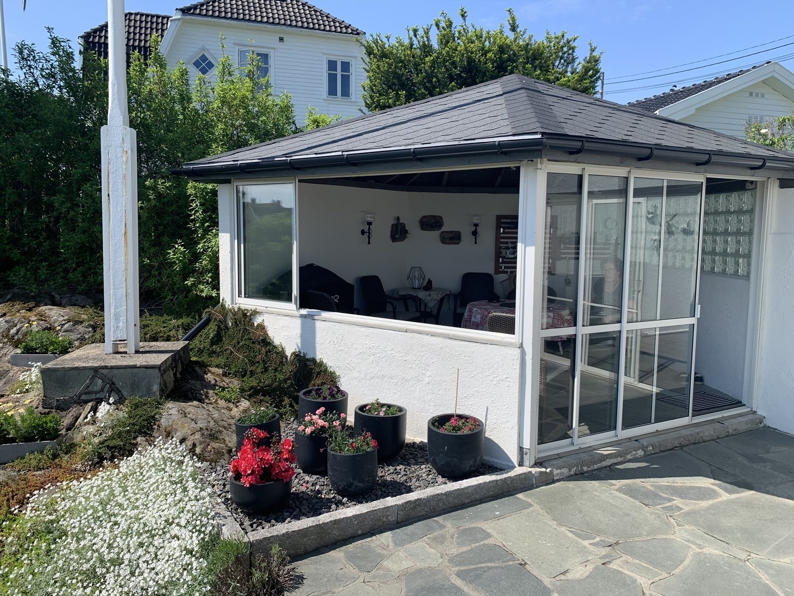 Koselig lysthus med skyvedører og skyvevinduer Galleribilde