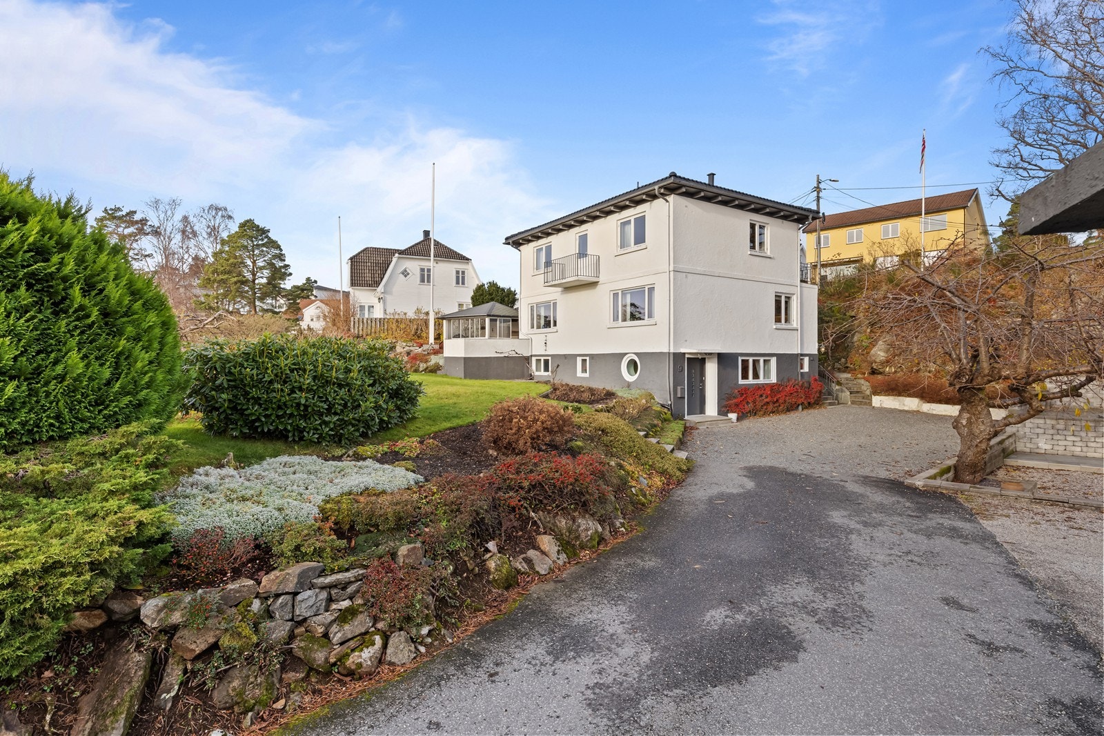 Sjarmerende eiendom med flott hage, beliggende i et rolig nabolag. Perfekt for familier som søker fred og idyll. Galleribilde