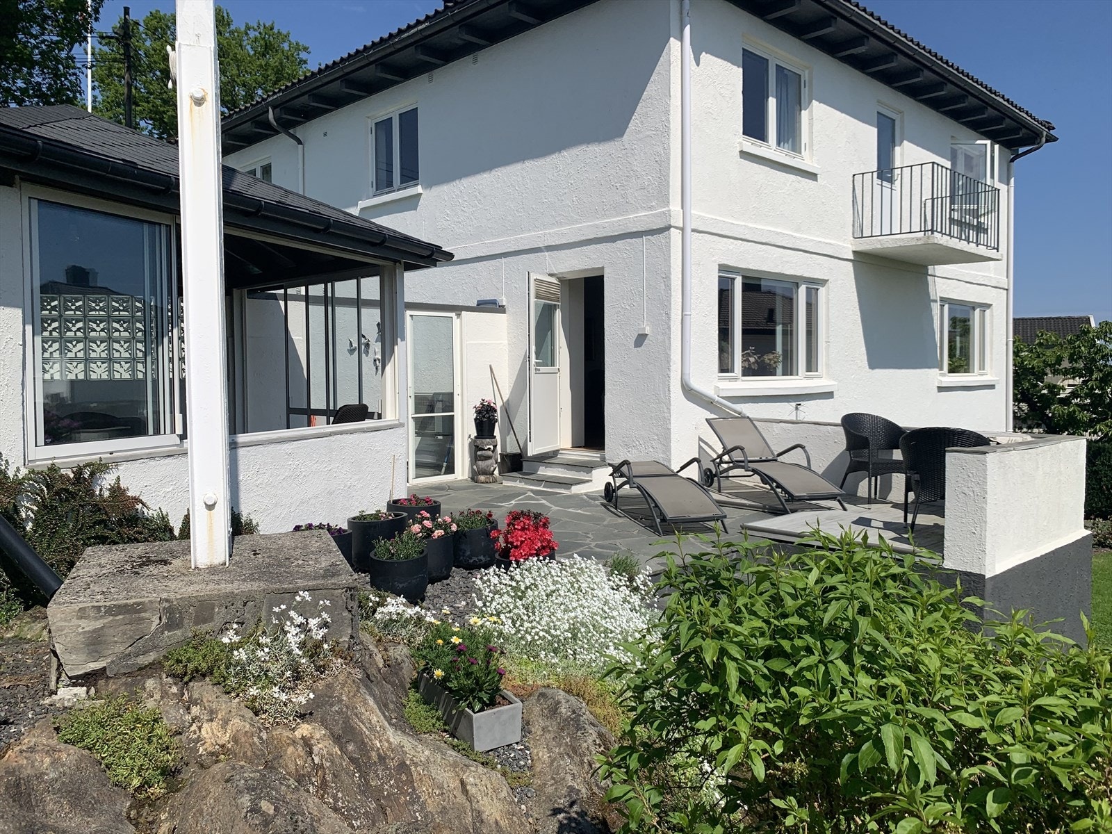 Eiendommen har flere flotte uteplasser hvor man kan nyte sola, utsikten og omgivelsene Galleribilde
