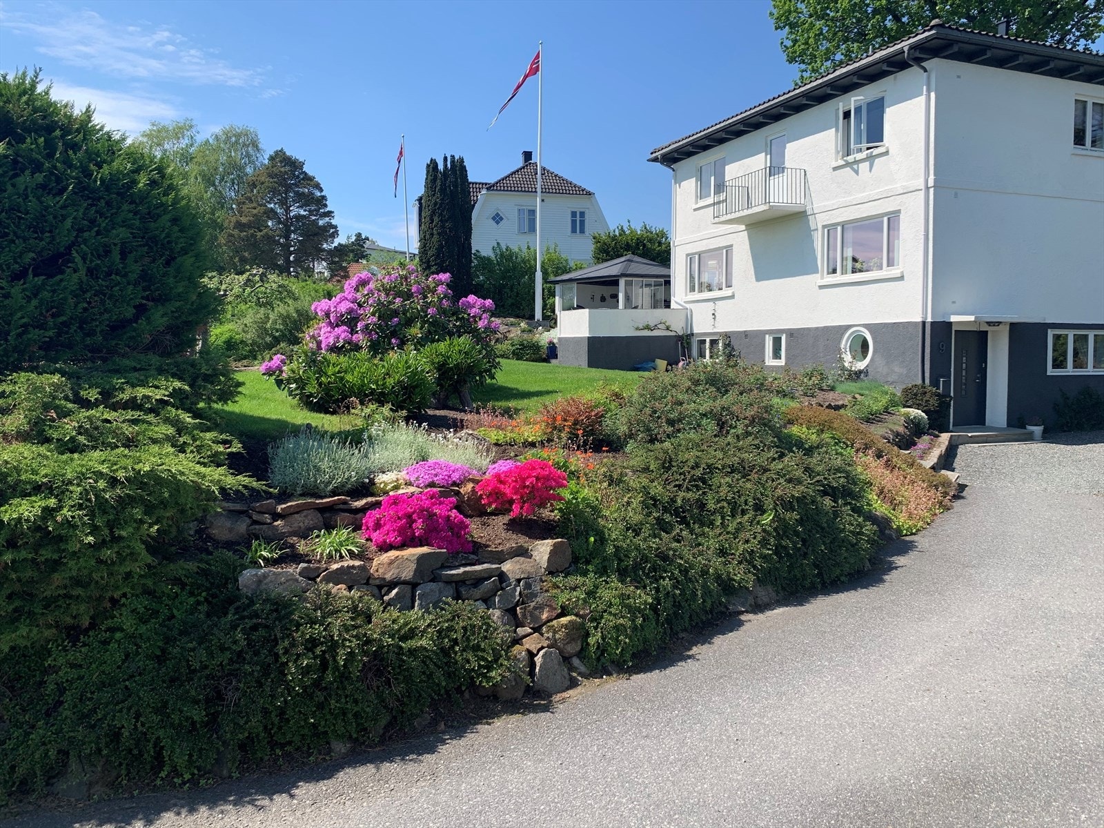 Privat bilde. Fasade med hagen i blomst Galleribilde