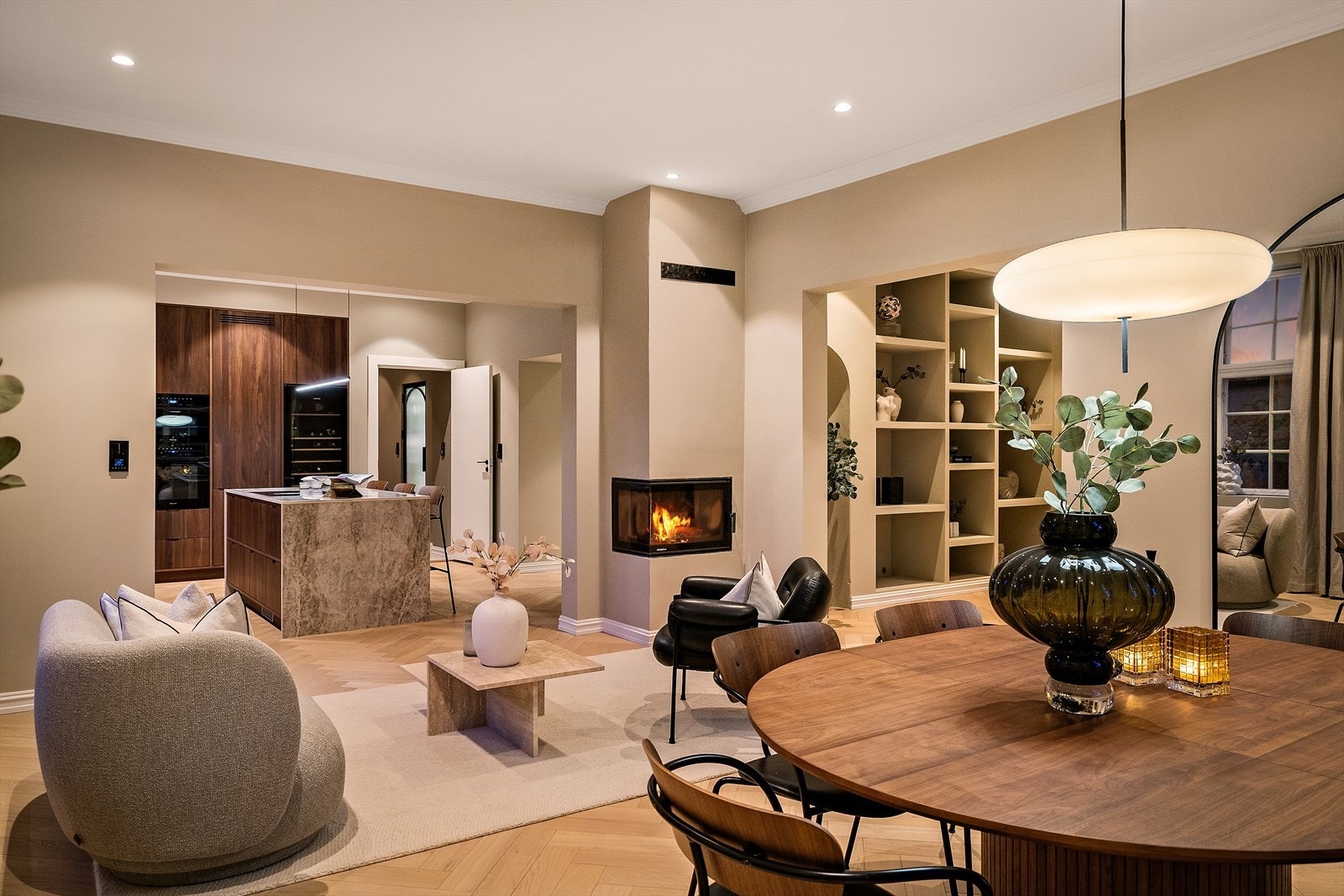 Spisestuen ligger fint til i tilknytning til stilrent kjøkken med delvis åpen løsning Galleribilde