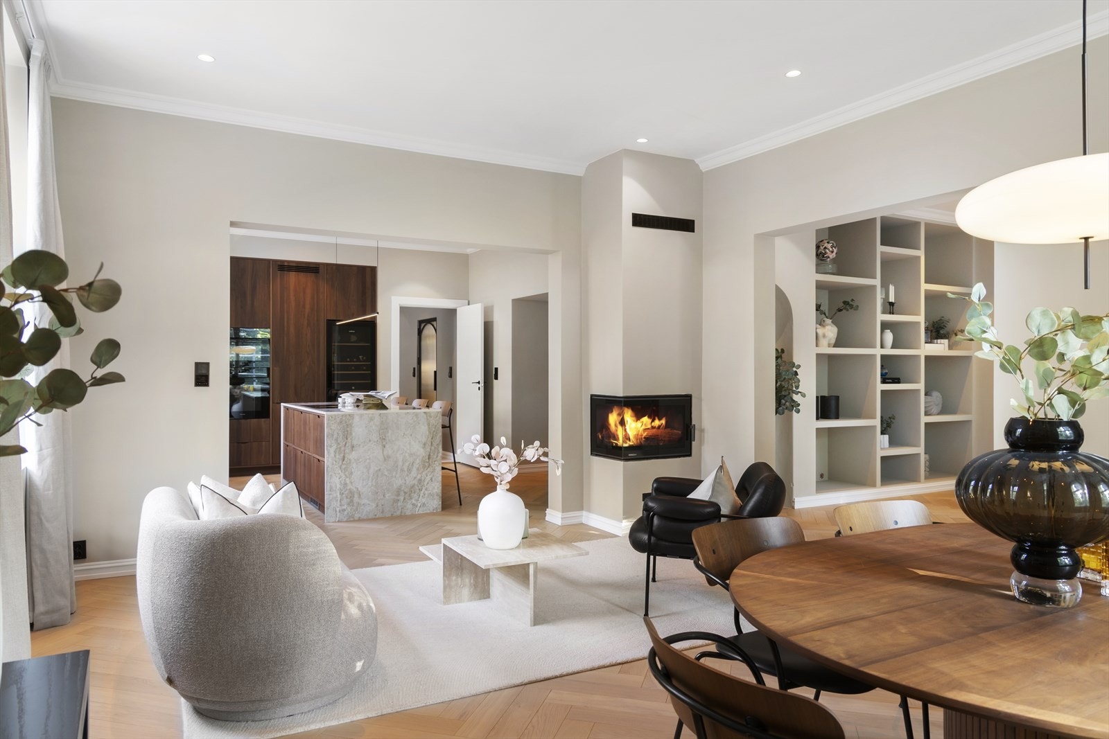 Svært romslig spisestue med god plass til både et stort spisebord og en koselig lounge ved peisen Galleribilde