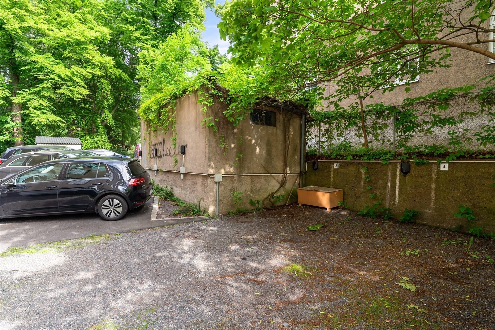 Sameiet har ni parkeringsplasser til leie etter venteliste for kun kr 400,- pr. mnd. Galleribilde