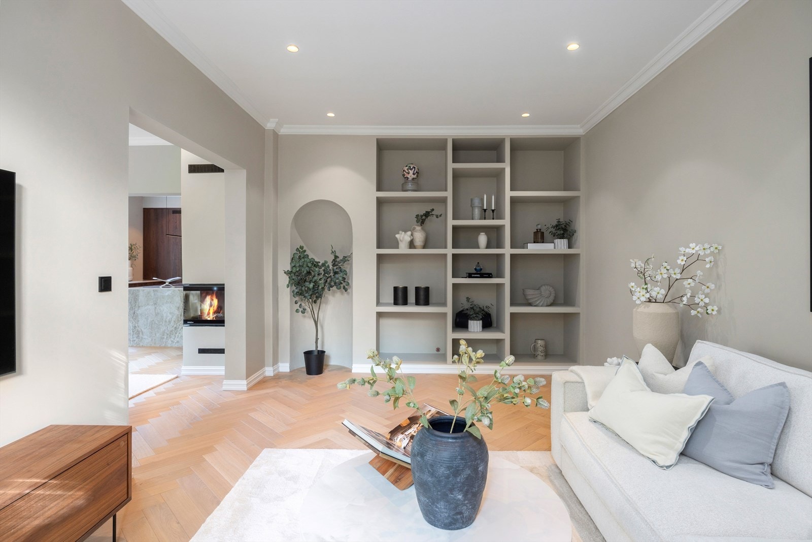 TV-stuen er av god størrelse - Plassbygde hylleløsninger Galleribilde