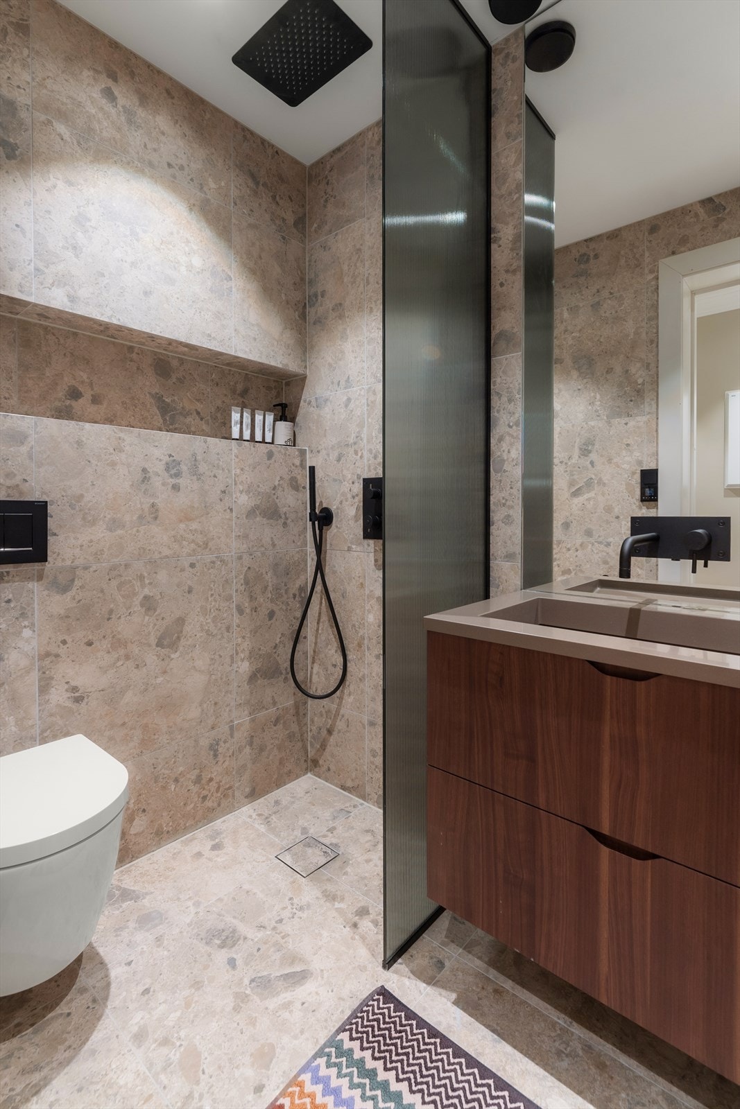 Elegant baderom med samme moderne stil som hovedbadet Galleribilde