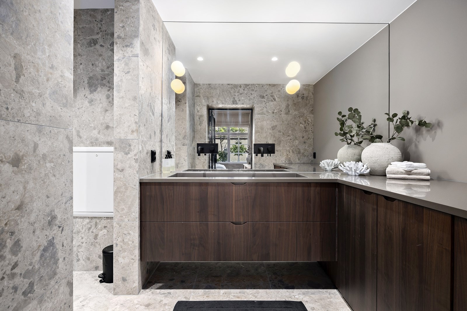 Delikat baderom fra 2023 med vaskemaskin skjult i innredning Galleribilde