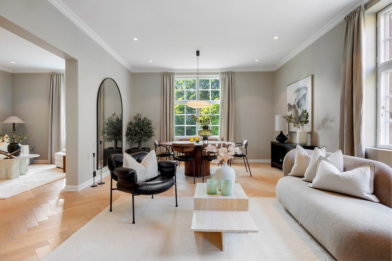 Frodig utsyn til parken fra stuevinduer Galleribilde