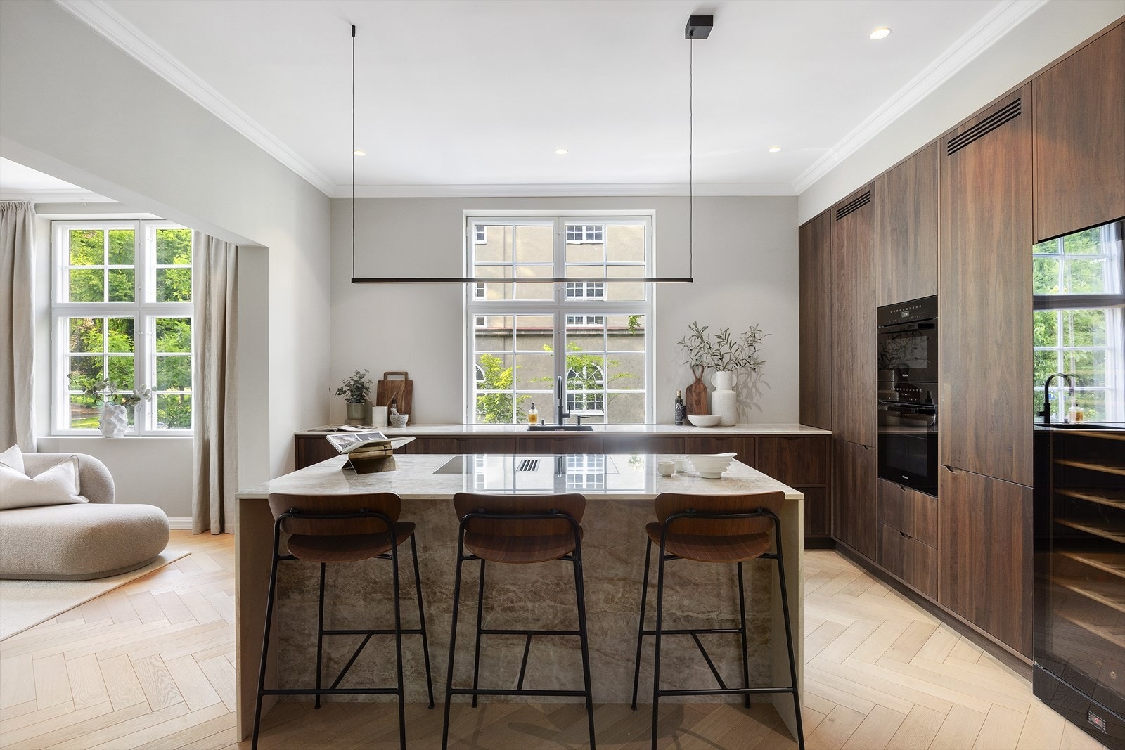 Leiligheten har luftige rom med god takhøyde og store vindusflater Galleribilde