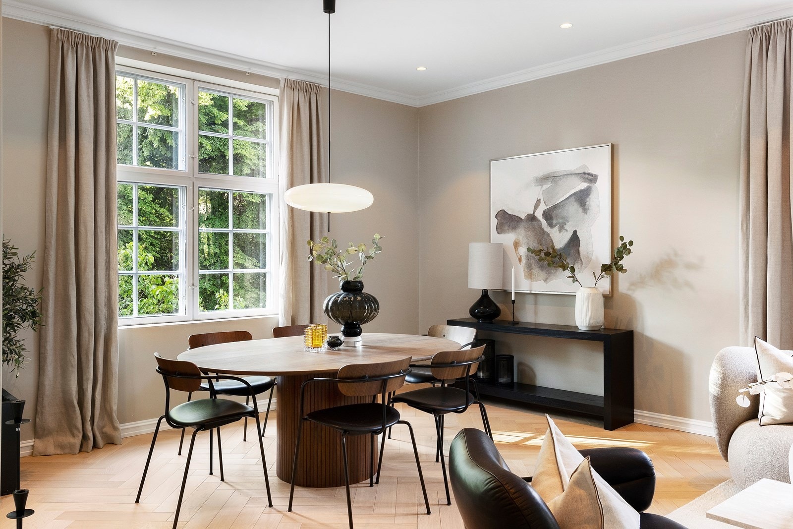 Spisestue med god plass til middagsselskap Galleribilde