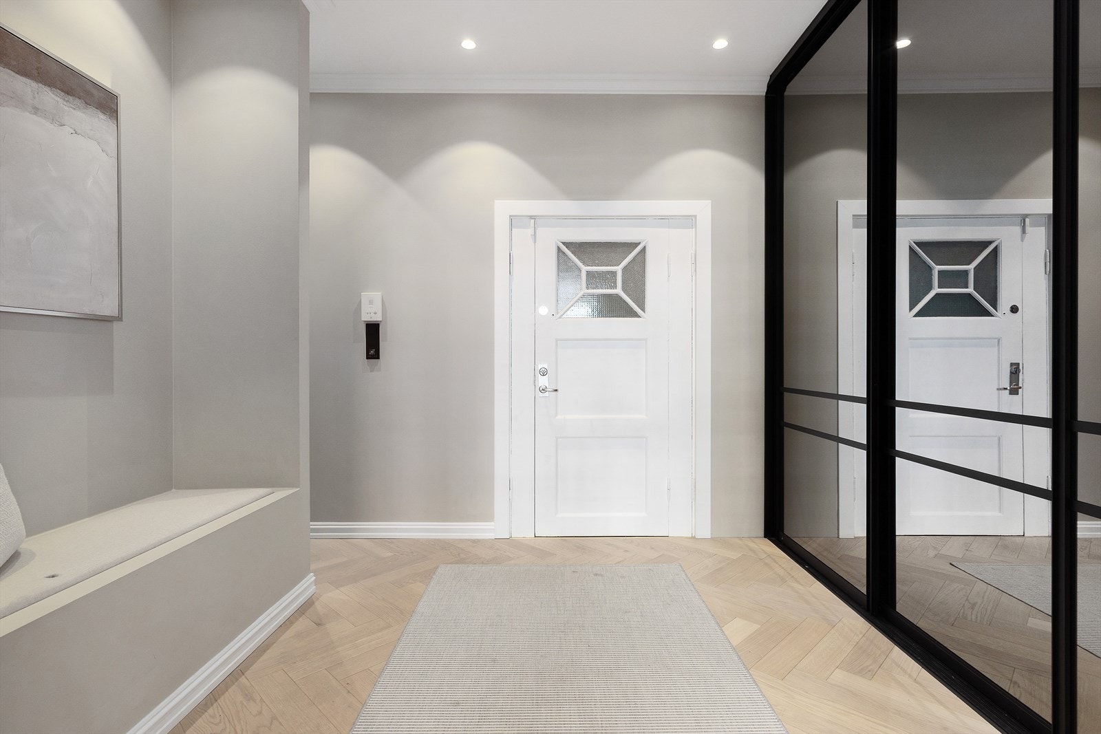 Velkommen til visning! God plass til oppbevaring i romslig skyvedørsgarderobe fra Seba Galleribilde