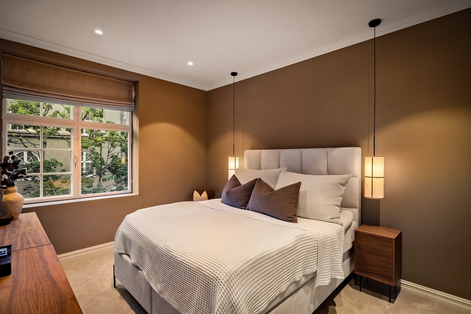 Hovedsoverom med plass til stor dobbeltseng, nattbord og møblement for oppbevaring Galleribilde