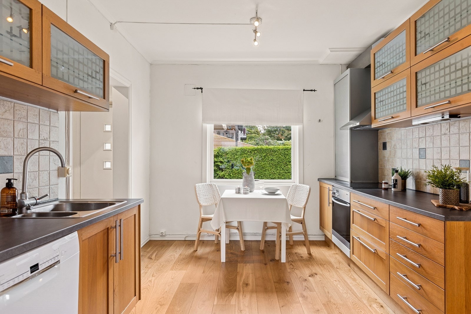 Kjøkkenet har normalt med skap- og benkeplass. Galleribilde