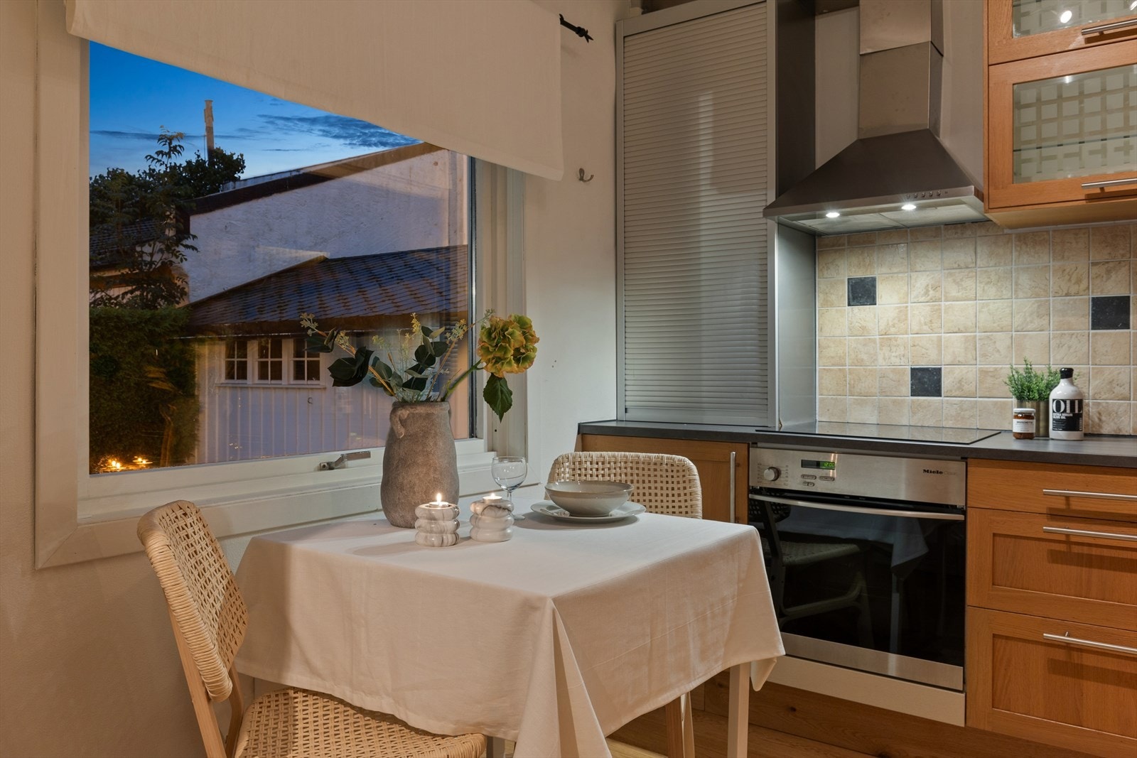 Ved vinduet finner du en koselig spiseplass, perfekt for morgenkaffen eller hyggelige hverdagsmåltider. Galleribilde