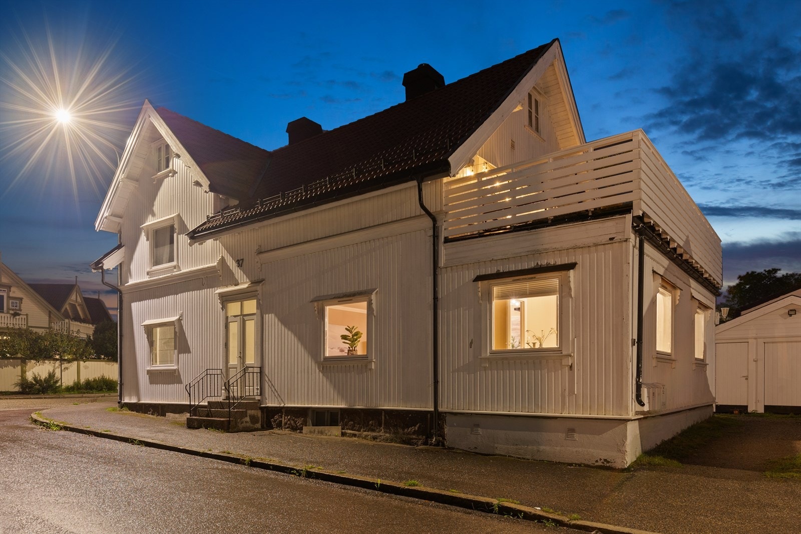 Leiligheten ligger i et populært og etablert boligstrøk på Træleborg, kun få minutters gange fra sentrum. Her bor du med kort vei til byens fasiliteter, samtidig som du nyter en rolig og tilbaketrukket atmosfære, godt skjermet fra trafikk og byens puls. Galleribilde