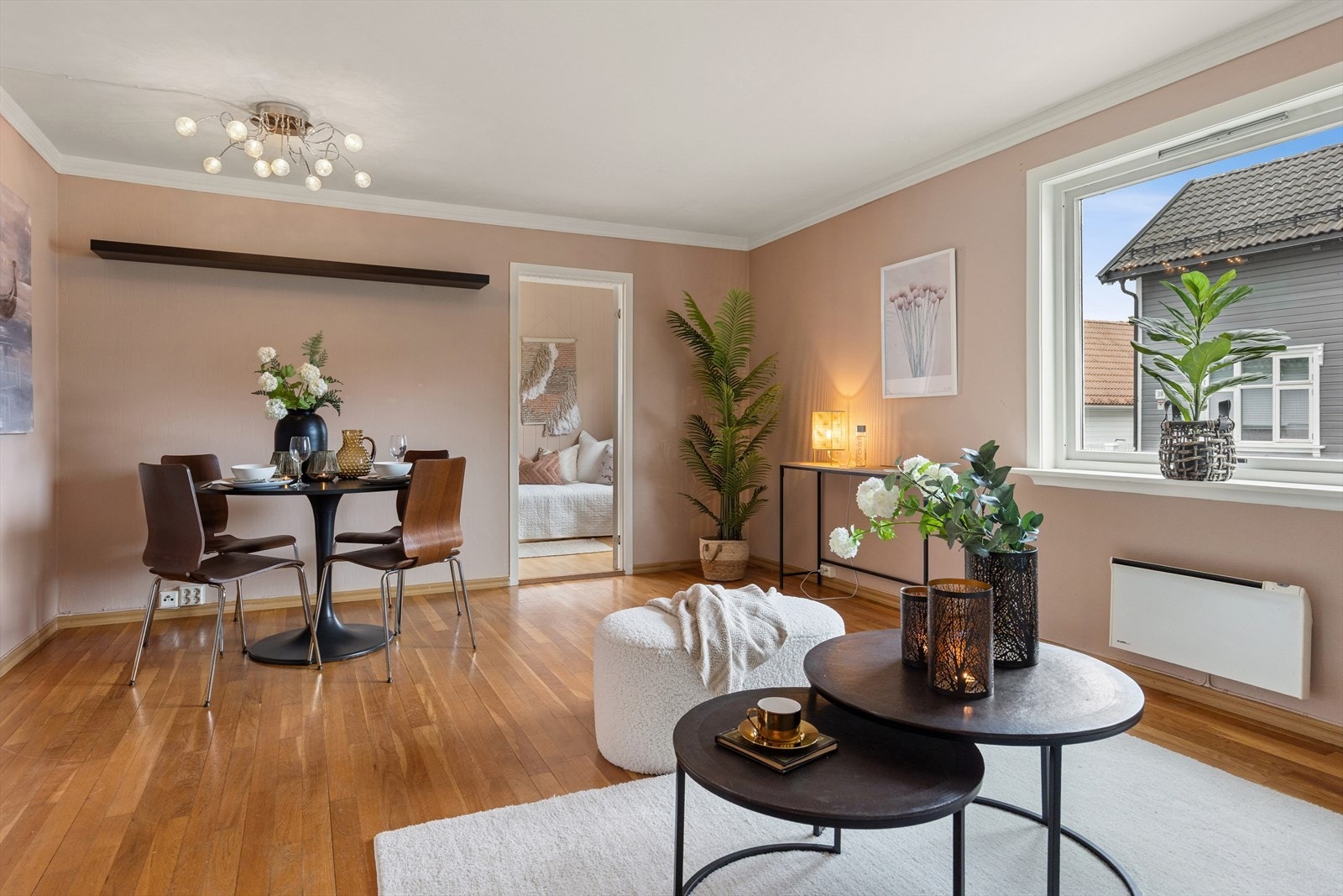 Stuen er lys og romslig, og har plass til både sofakrok og spiseområde. Galleribilde