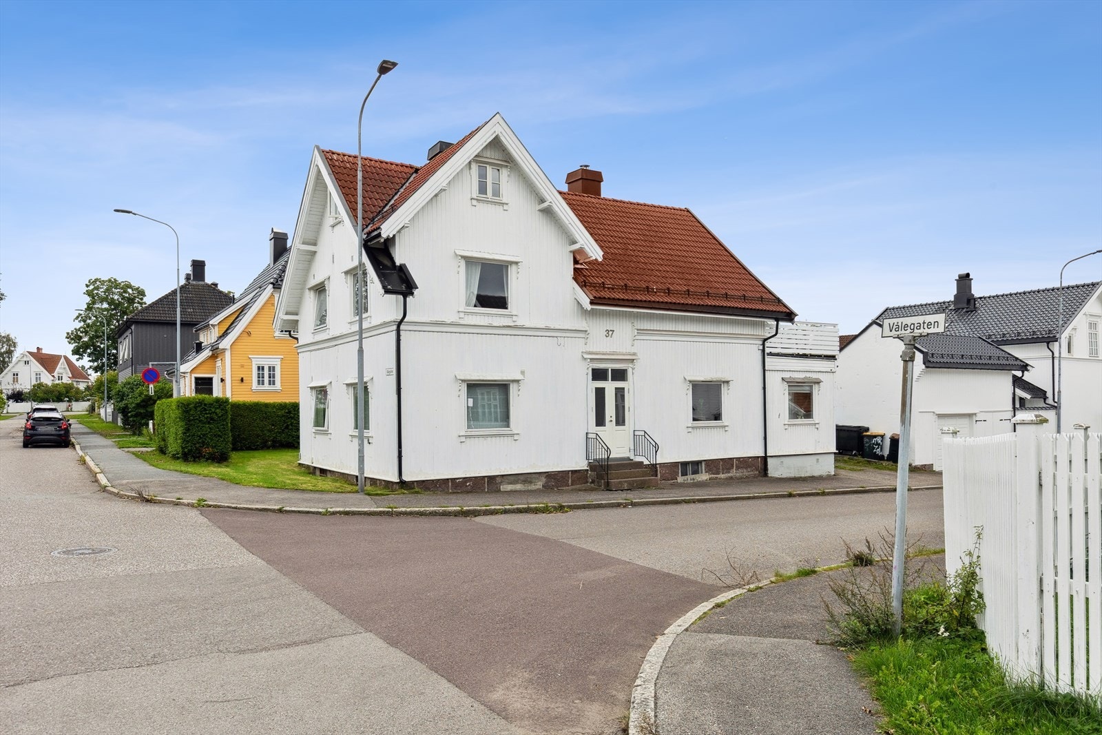 Leiligheten ligger i første etasje i en flermannsbolig. Galleribilde